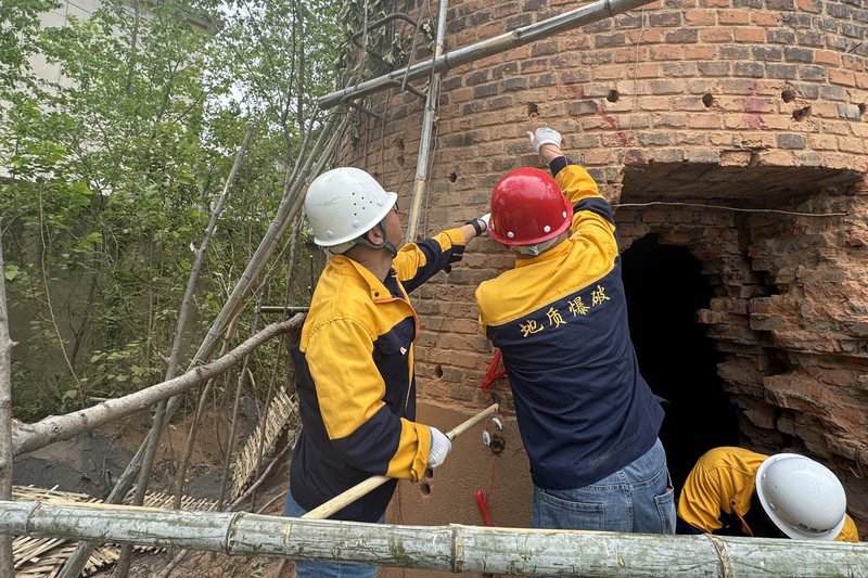 7.地质爆破公司.jpg